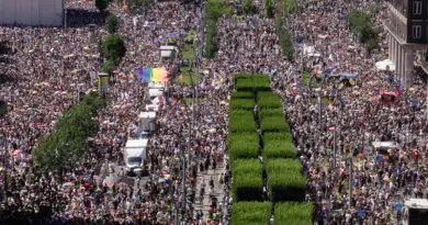 Budapest: des dizaines de milliers de personnes présentes pour la marche des fiertés malgré l’interdiction