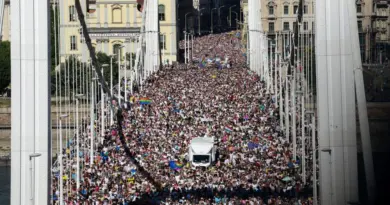 Hongrie : malgré l’interdiction du gouvernement, 200.000 personnes mobilisées pour la Marche des Fiertés à Budapest, un record