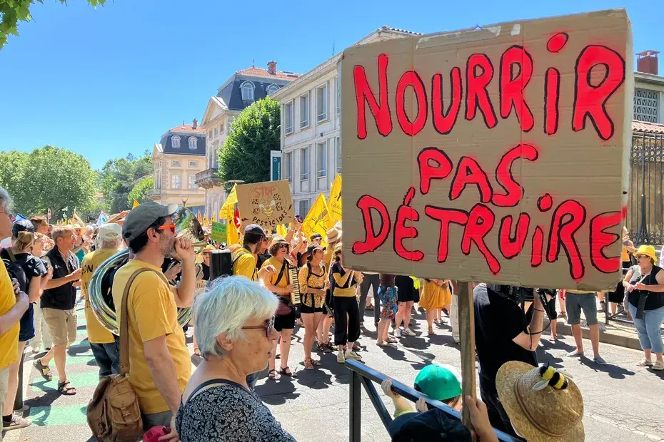 « Ils veulent continuer à nous empoisonner » : plusieurs centaines de manifestants au Puy-en-Velay pour dénoncer la loi Duplomb