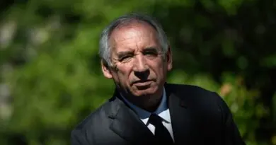 Pas « d’apéros » ni de « dîners » : François Bayrou défend son rythme de travail à Matignon