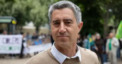 Présidentielle 2027 : François Ruffin inaugure son mouvement intitulé «Debout» à Paris