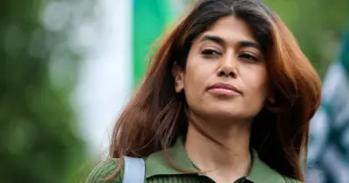 Rima Hassan agressée verbalement : la façade d’une agence Orpi incendiée à Marseille