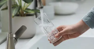 Vous êtes enceinte et buvez l’eau du robinet ? Alors vous devez connaître ce risque pour votre bébé