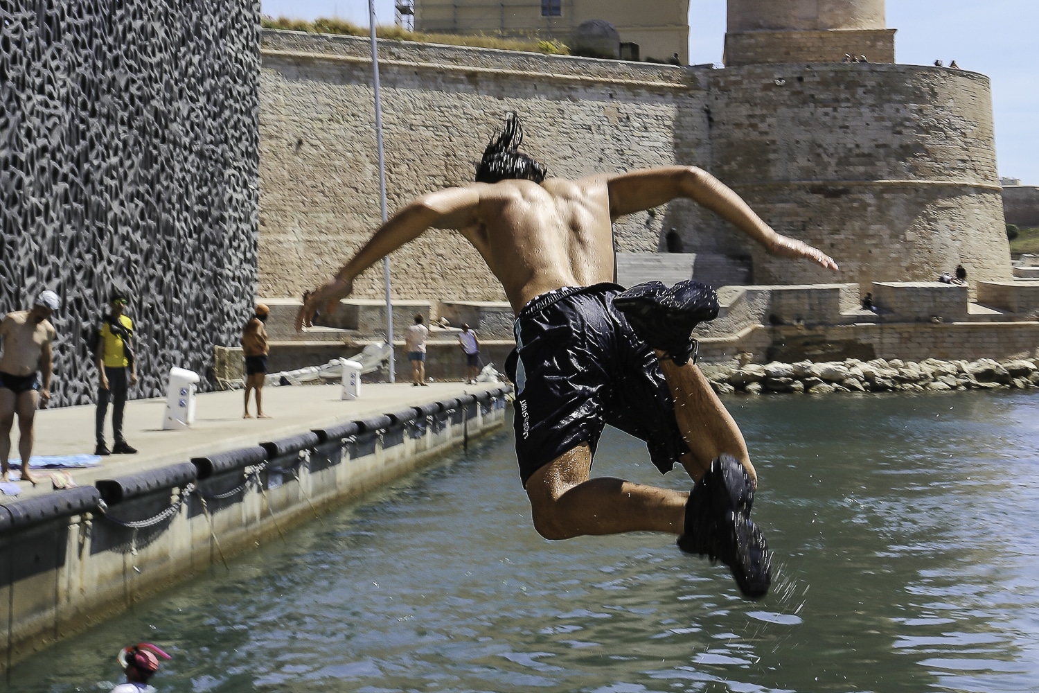 Jeune plongeur à Marseille.