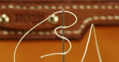 Cette artiste marie joaillerie et artisanat, elle expose ses oeuvres au musée de la Céramique de