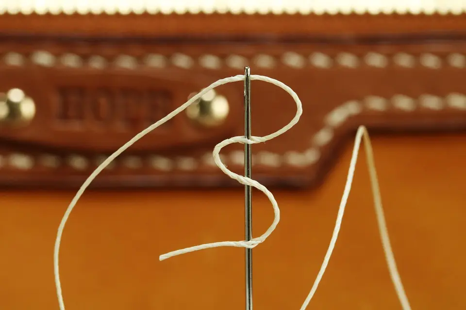Cette artiste marie joaillerie et artisanat, elle expose ses oeuvres au musée de la Céramique de