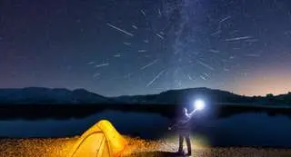 La pluie d’étoiles filantes la plus attendue a commencé : le meilleur moment pour en voir 100 par heure !