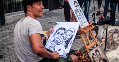 À Avranches, l’artiste autodidacte Karen Willems expose ses portraits chez Prose café – Ouest-France