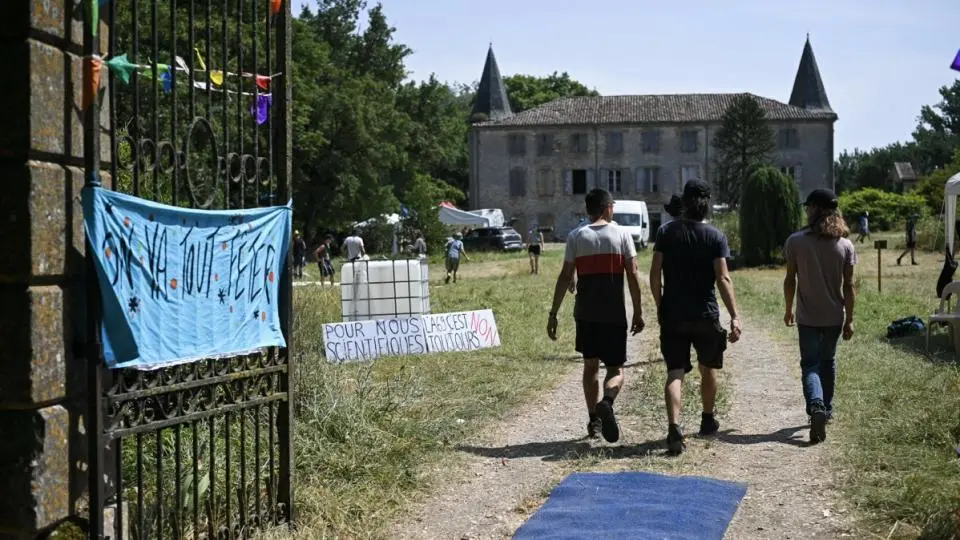 A69 : 800 personnes, parfois masquées, participent à la mobilisation interdite, selon le préfet