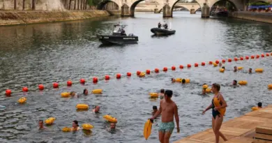 Baignade dans la Seine : les premières images des nageurs dans le bassin du bras Marie à Paris ce samedi