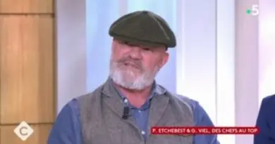 « Ça vous va très bien » : Philippe Etchebest et Anne-Elisabeth Lemoine très complices dans C à vous