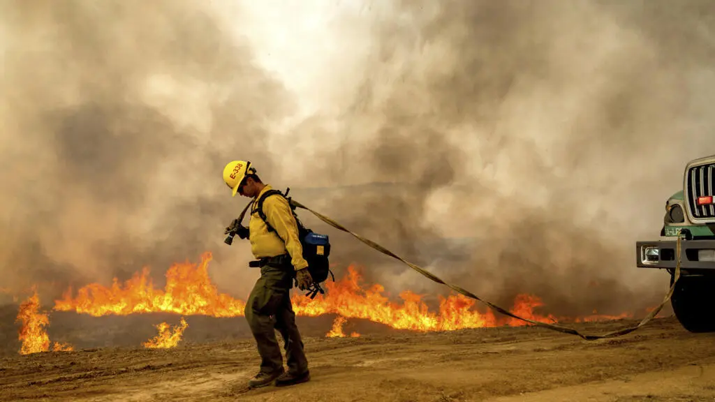 Californie : les pompiers progressent dans la lutte contre un gigantesque incendie « Madre Fire »