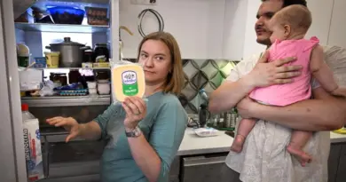 « Camembert » fait en Russie, vacances aux Venezuela, voitures chinoises… Comment la classe moyenne russe se « débrouille parfaitement » sans produits occidentaux