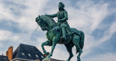 « Catastrophique, indigne » : en supprimant le jour férié du 8 mai, François Bayrou signerait-il la fin des fêtes de Jeanne d’Arc ?