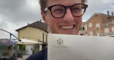 «Ce n’est pas une fraude» : pour se faire rembourser son billet d’avion, un youtubeur britannique se rend en Italie pour obtenir… son certificat de décès
