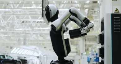 Ce robot travaille 24h/24 : regardez-le se contorsionner pour changer sa batterie