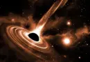 Ce trou noir supermassif se nourrit beaucoup trop rapidement et « rote » à une vitesse proche de celle de la lumière