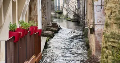« C’est une décharge publique »: les déchets s’accumulent sur cette plage de Fréjus – Var-Matin
