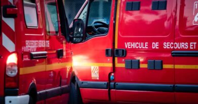 « C’est violent » : 3 000 mètres carrés de bâtiment partis en fumée, l’intervention des pompiers toujours en cours 24 heures après le départ de feu