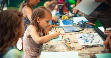 Cet été, une artiste donne des couleurs aux murs de cette commune de Seine-Maritime avec l’aide des jeunes