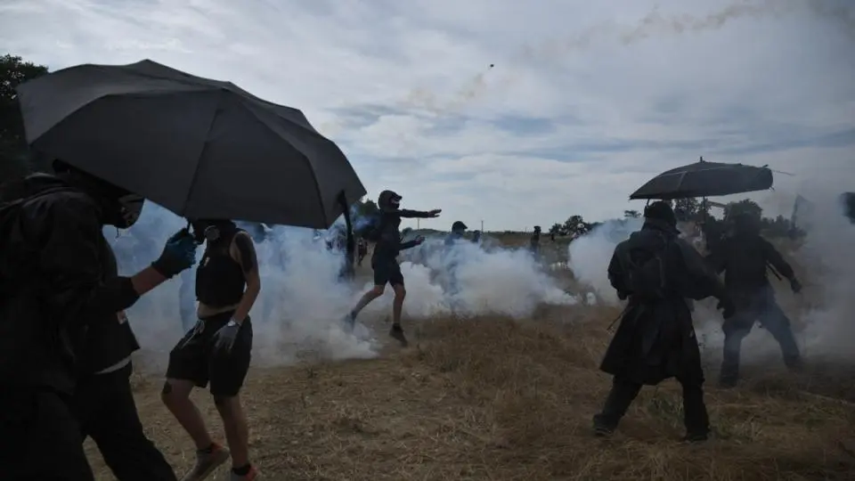 Chantier de l’A69 : une première journée de manifestation émaillée par de multiples incidents
