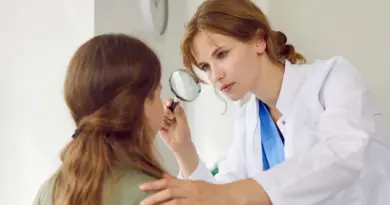 Cicatrices d’acné : les meilleurs traitements selon les dermatologues pour chaque type de marque