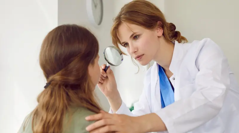 Cicatrices d’acné : les meilleurs traitements selon les dermatologues pour chaque type de marque