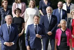 DÉCRYPTAGE. Cadeau politique ou symbole d’adieu pour Bayrou ? Pourquoi la photo officielle du gouvernement a été publiée 7 mois après sa nomination