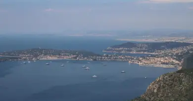 DIRECT. Incendies dans le Sud-Est : les feux sont fixés à Fréjus, situation plus compliquée à Martigues