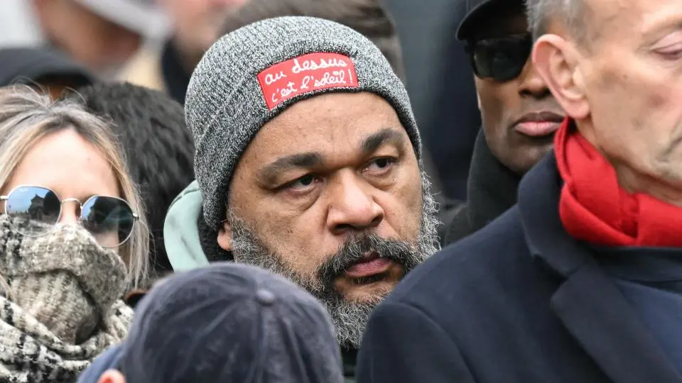 Dieudonné : les gendarmes interrompent l’humoriste controversé pendant un spectacle