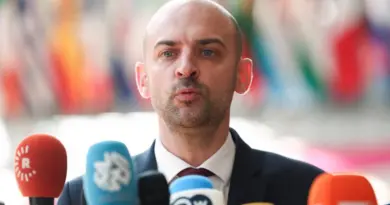 Droits de douane : si l’UE cède devant Donald Trump, demain la Chine en imposera, estime Jean-Noël Barrot