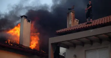 En pleine canicule, la Grèce frappée par de multiples incendies