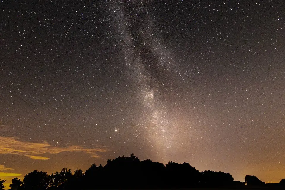 Éruptions solaires, observations de la voûte céleste, astro-tuto… Cet été, découvrez l’astronomie dans l’Avallonnais