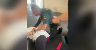 Espagne : des enfants juifs expulsés d’un avion pour avoir entonné un chant hébreu, leur directrice menottée