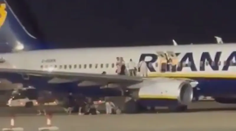 Espagne : le débarquement en urgence d’un vol Ryanair après une fausse alerte incendie entraîne des blessés