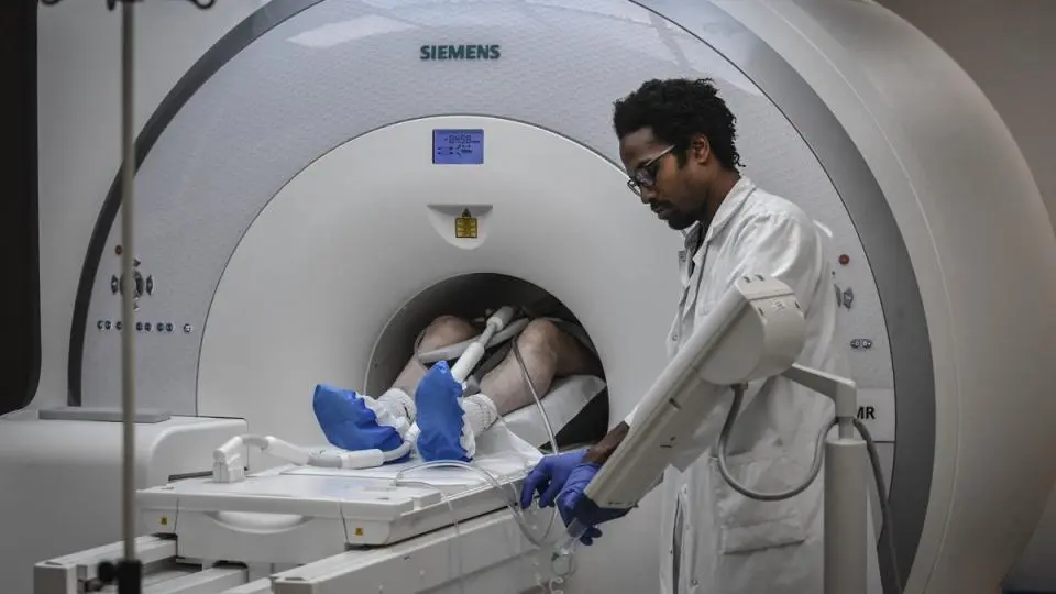 États-Unis : il ignore les consignes de sécurité et meurt aspiré par une machine à IRM