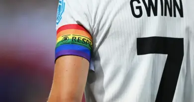 Euro féminin de foot : pourquoi les Bleues ne portent pas le brassard arc-en-ciel ?