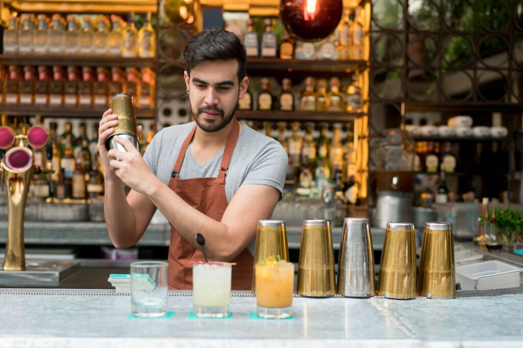France Travail propose plusieurs offres en Dordogne, dont un barman pour un camping