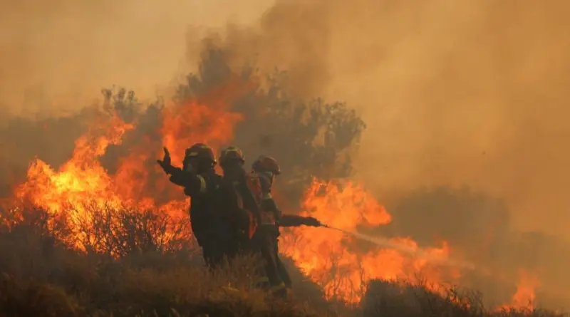 Grèce : les images impressionnantes des incendies qui ravagent la Crète