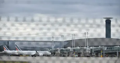 Grève des contrôleurs aériens : les aéroports parisiens annoncent 40 % d’annulation des vols vendredi