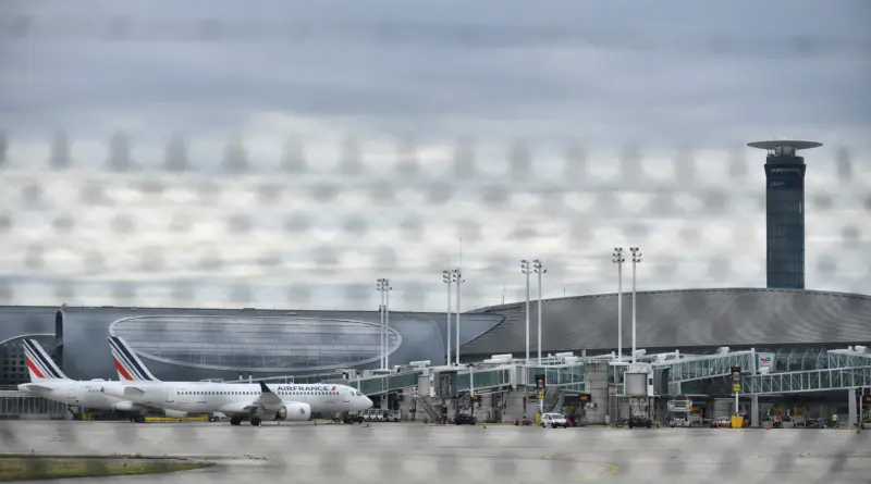 Grève des contrôleurs aériens : les aéroports parisiens annoncent 40 % d’annulation des vols vendredi