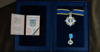Guerre en Ukraine : qu’est-ce que la «médaille Iaroslav le Sage» remise par Volodymyr Zelensky à Jean-Noël Barrot ?
