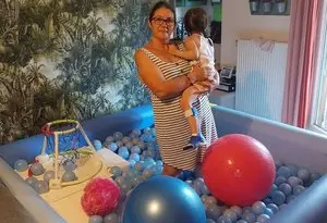 « Il faut la sauver, cette gamine »… Elle perd sa maman quelques jours avant son premier anniversaire, le combat de Leïna, hémiplégique, et de sa mamie