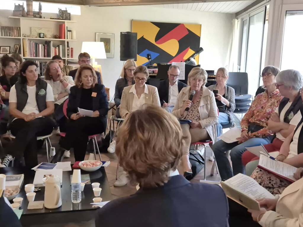 « Il y a encore trop peu de femmes chefs d’exploitation agricole » : Annie Genevard lance une consultation citoyenne sur la place des femmes en agriculture