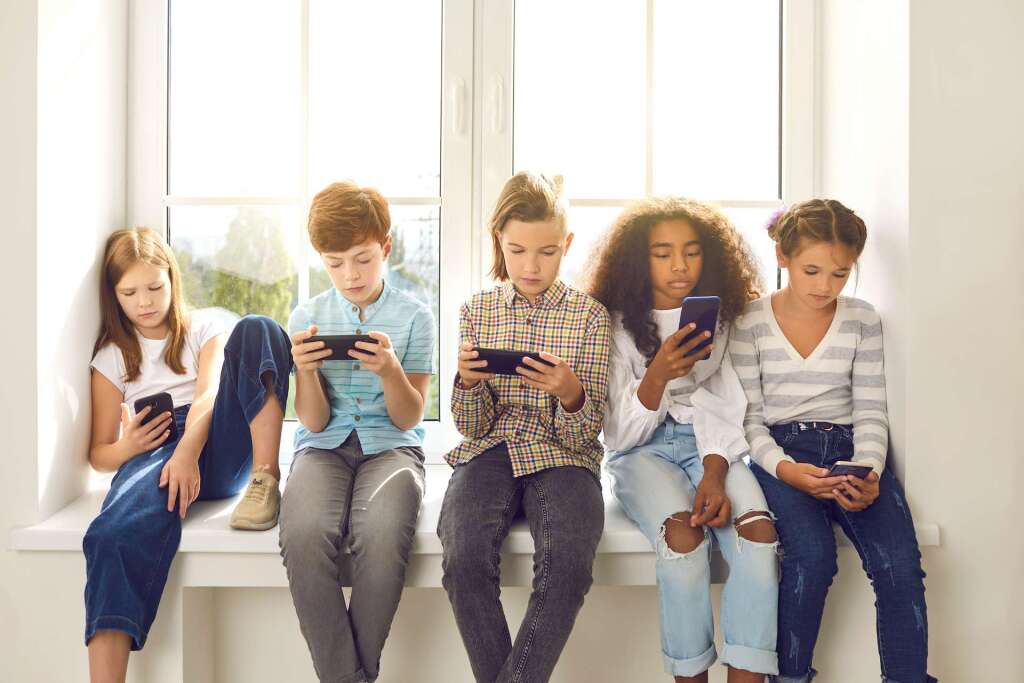 Ils avaient tous un smartphone avant 10 ans : aujourd’hui, les chercheurs tirent la sonnette d’alarme