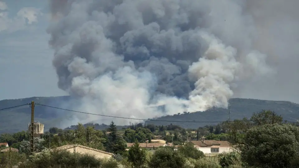 Incendie dans l’Aude : un feu parcourt 1.450 hectares près de Narbonne, les habitants évacués et l’A9 fermée