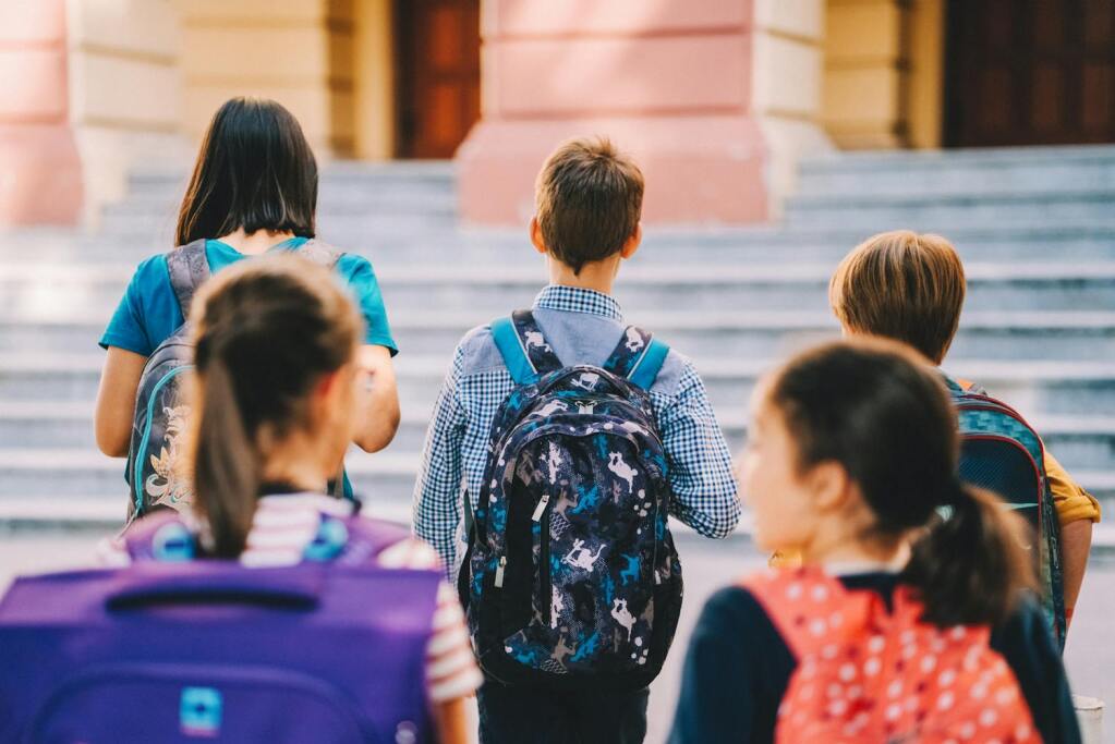 Jours fériés supprimés : les élèves auront-ils école le lundi de Pâques et le 8 mai ?