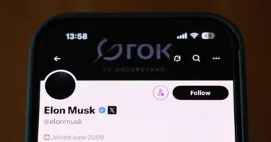 La nouvelle version de Grok, l’IA d’Elon Musk, se fonde-t-elle sur les tweets du milliardaire pour produire ses réponses ?