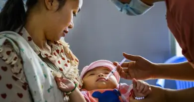 La vaccination des enfants menacée par la désinformation et les coupes dans l’aide