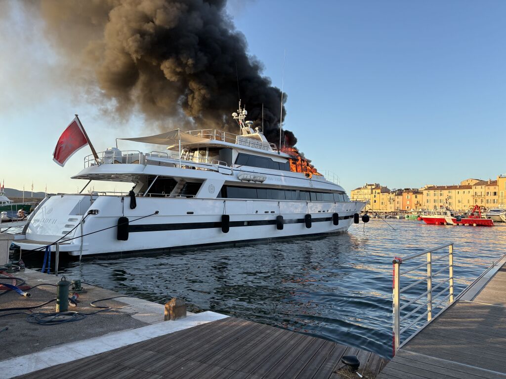Le superyacht de luxe «Sea Lady II», amarré à Saint-Tropez, prend feu